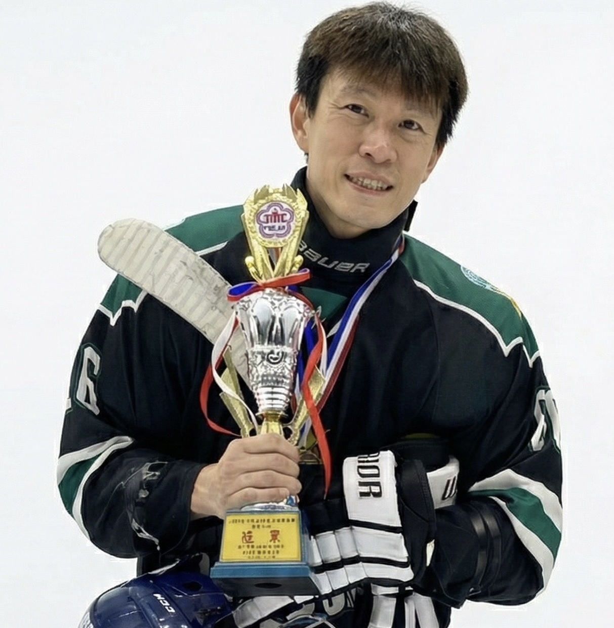 HLV của SLAPCORE đang hướng dẫn trẻ em chơi inline hockey tại TP.HCM