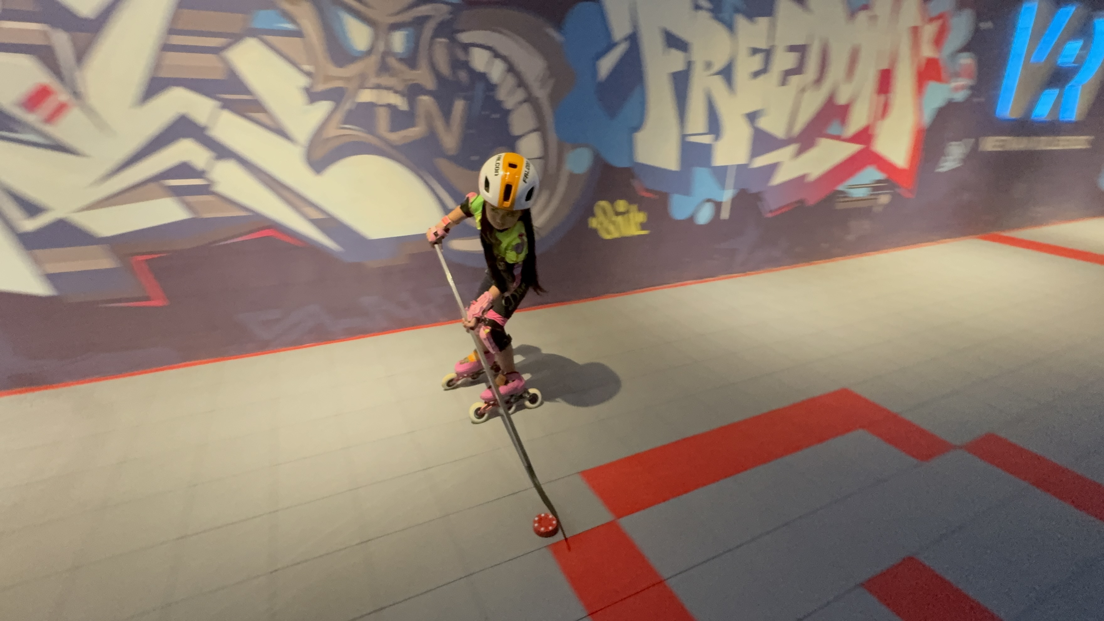 Huấn luyện viên hướng dẫn kỹ thuật khúc côn cầu cho thiếu niên